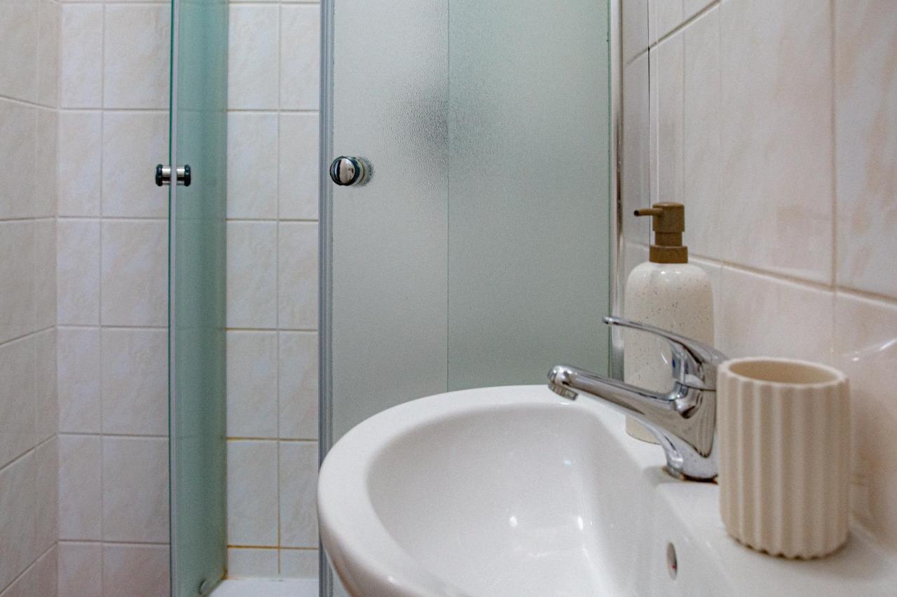 Апартаменти Excellent In Center 5 Min Walk From The Colonnade *