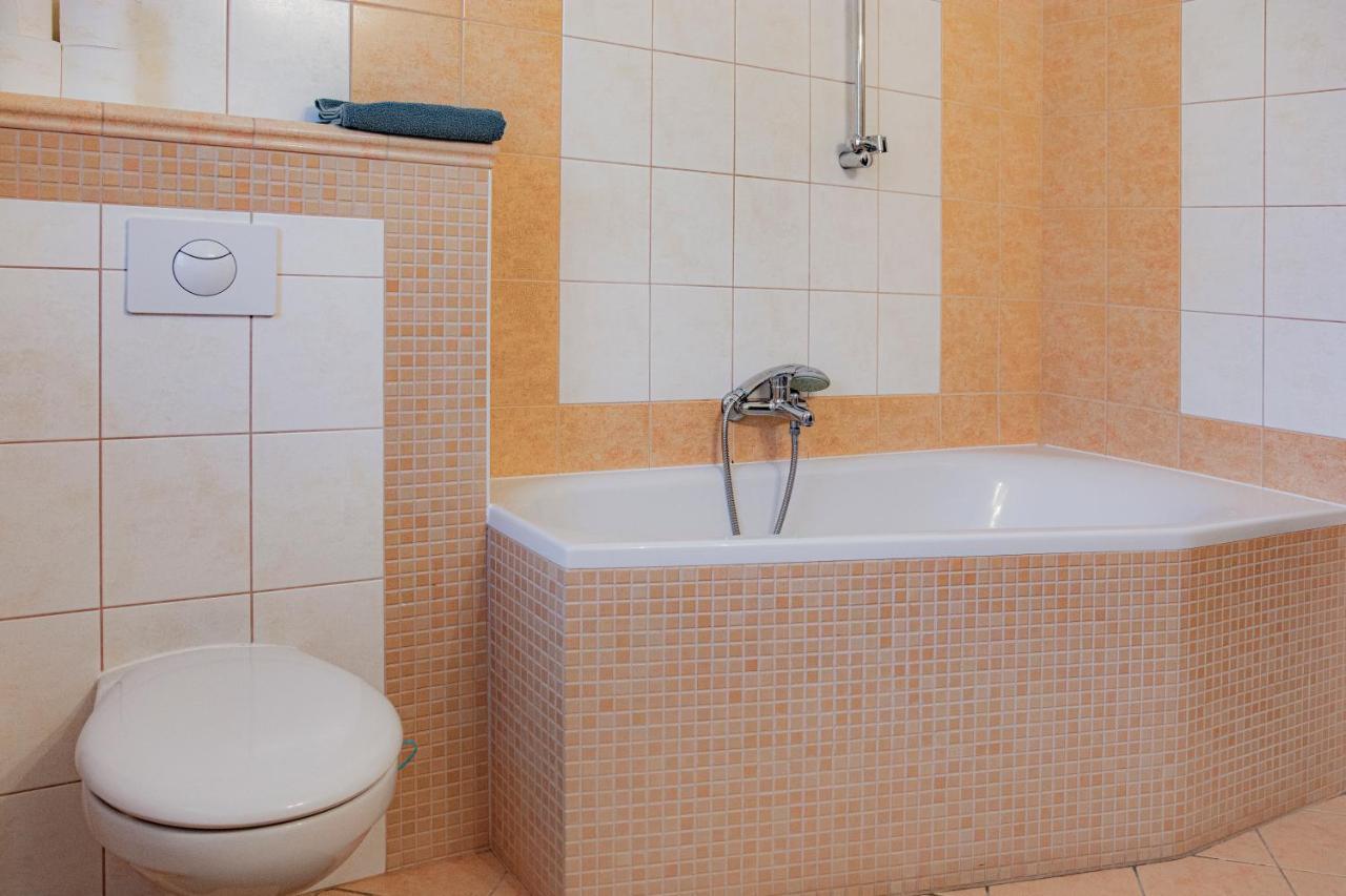 Excellent In Center 5 Min Walk From The Colonnade