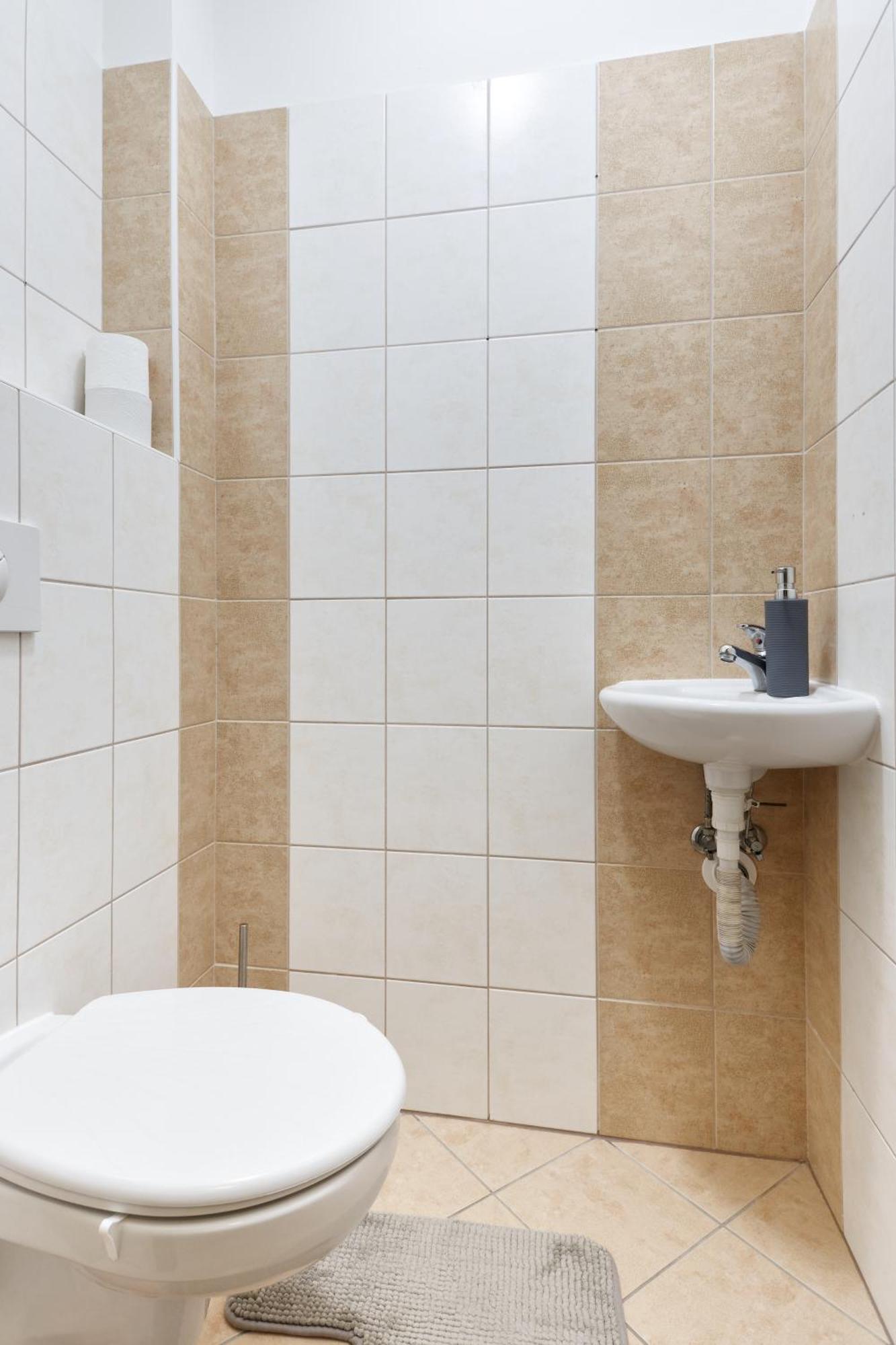 Апартаменти Excellent In Center 5 Min Walk From The Colonnade *
