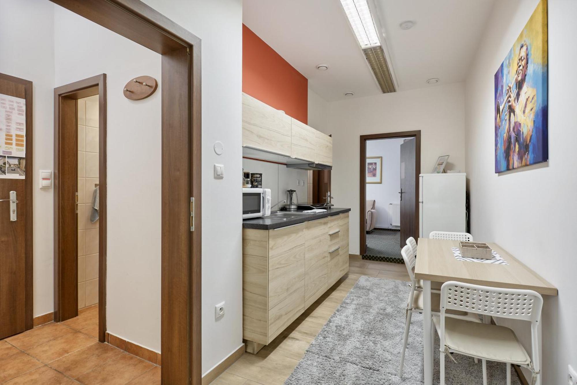 Excellent In Center 5 Min Walk From The Colonnade Апартаменти *